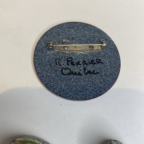 Vintage R. Perrier enamel  brooch and earrings set - Picture 8 of 9